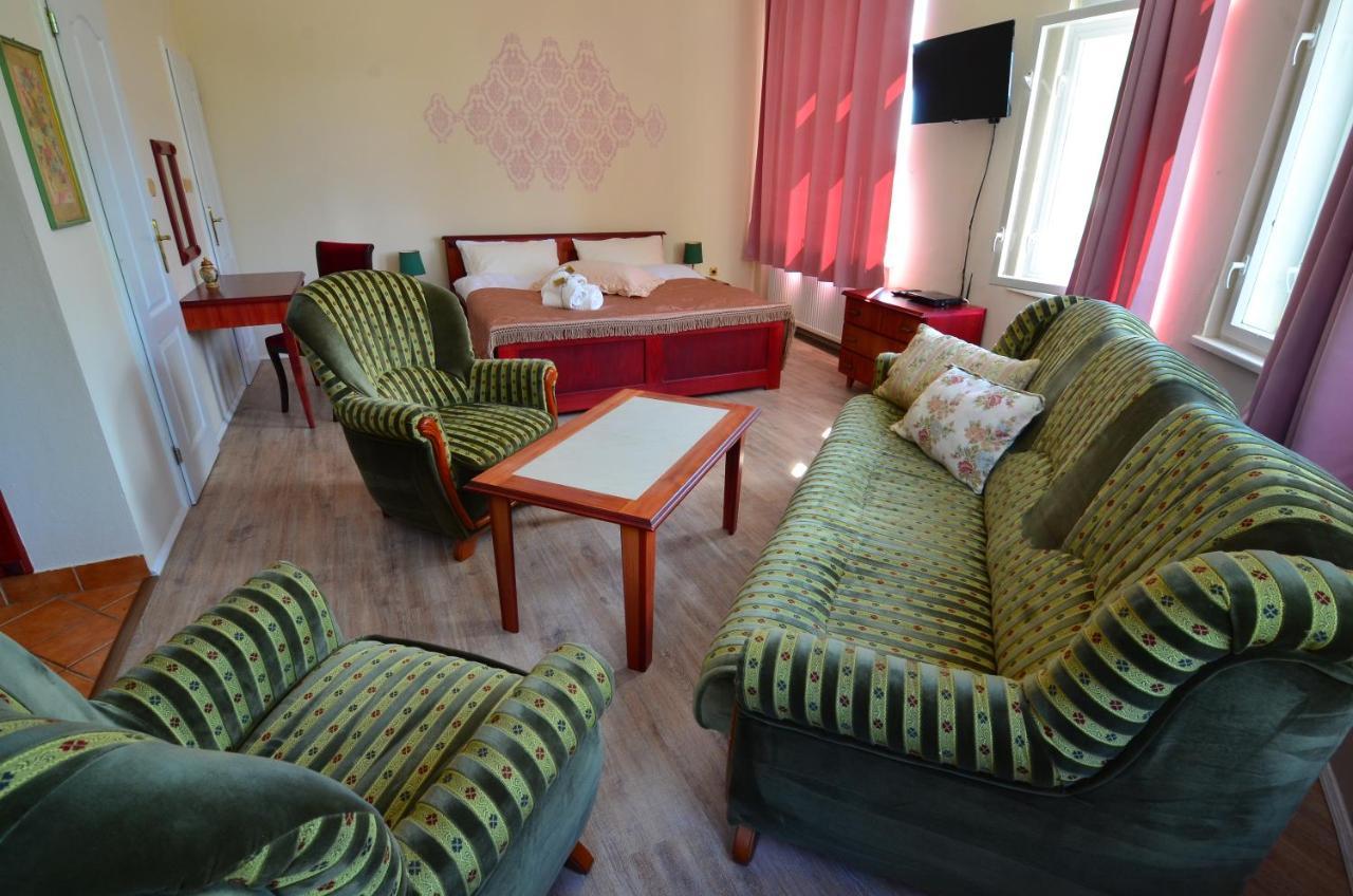 Baronka Bed & Breakfast & Bistrot Betliar ภายนอก รูปภาพ